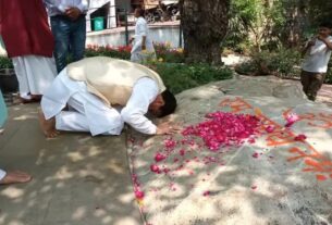 CM Pushkar In Kainchi Dham