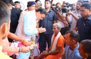 CM Dhami Washed The Feet Of Kanwariyas